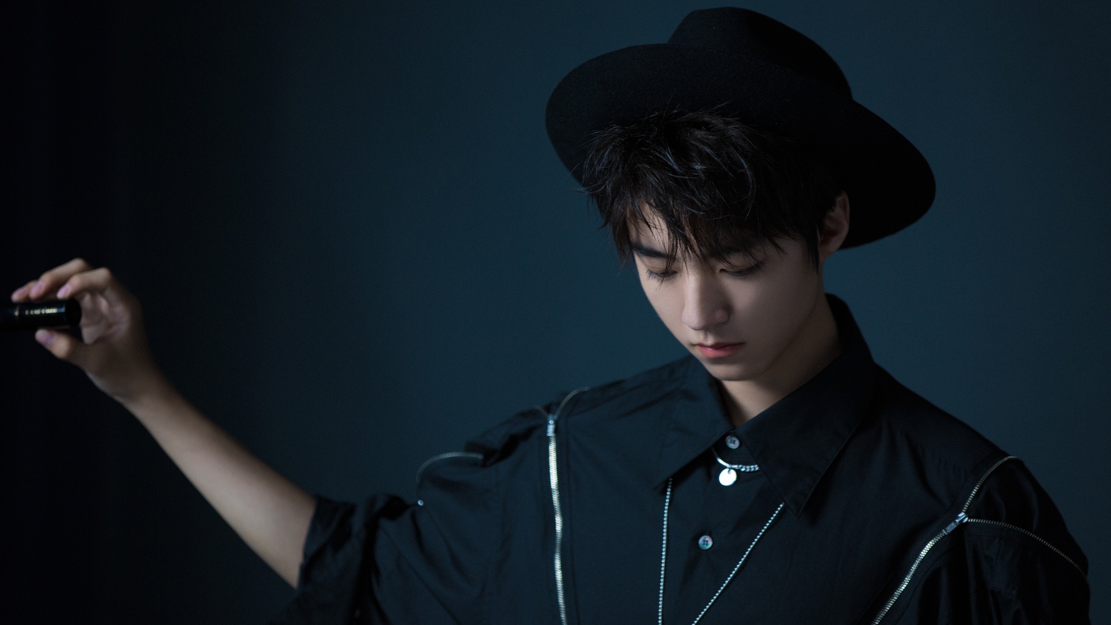 双重奏，阿斯顿马丁的铁骑轰鸣与周冠宇点燃的东方焰火